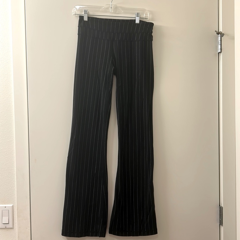 Lululemon black & white striped Groove mid-rise flare pant in size 6